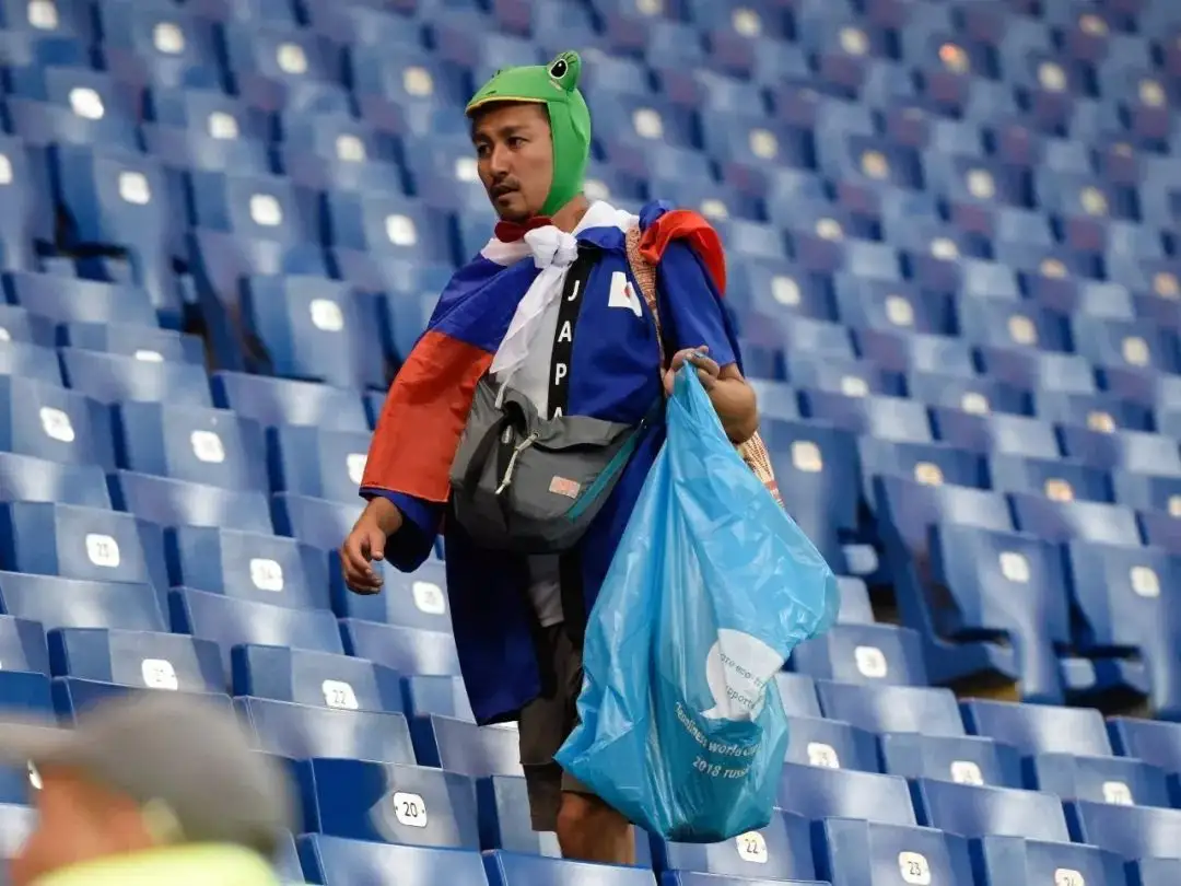 日本人在本国体育场一地垃圾没人管，去国外看比赛拣垃圾，原来是去表演
