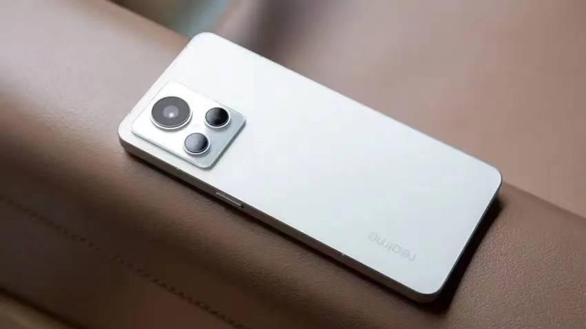 真我gt2大师探索版|双芯旗舰，真我GT2大师探索版，是3K价位段最值得入手的中端机