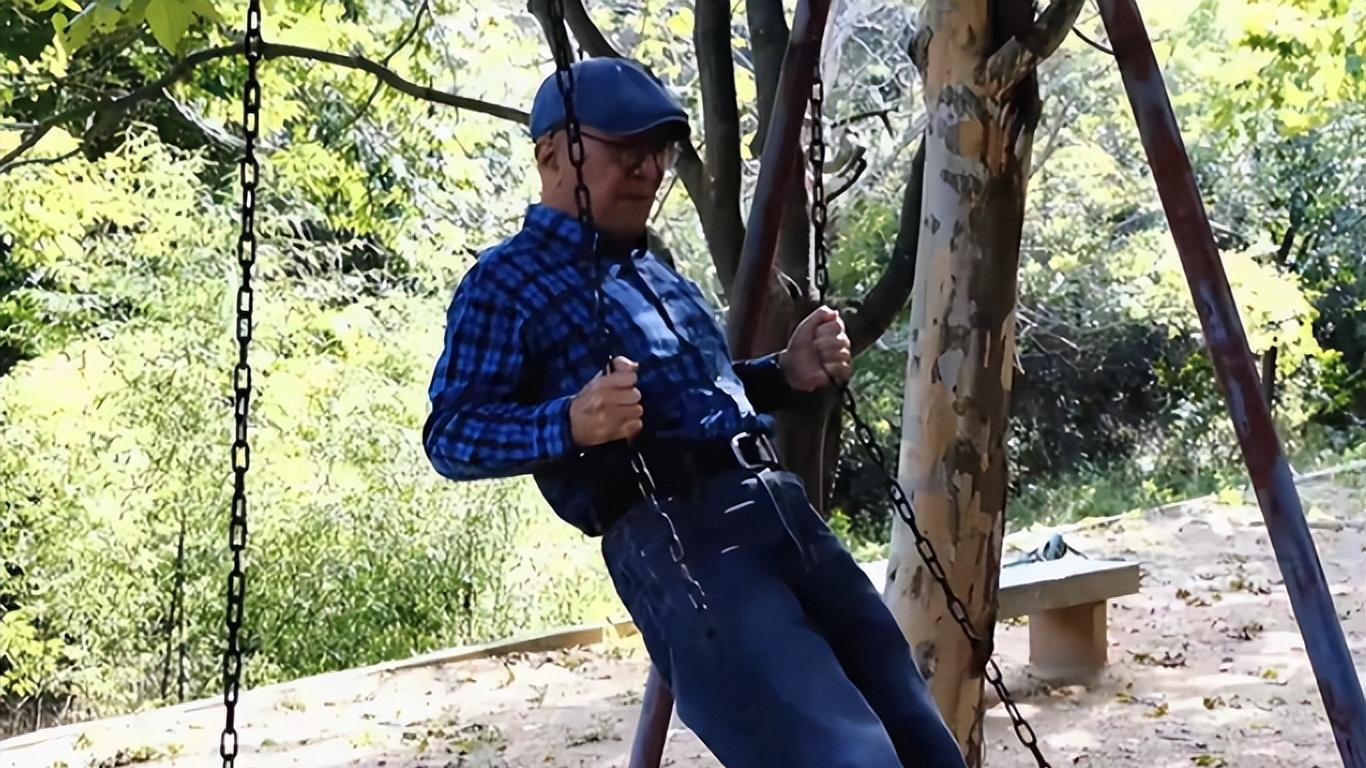 李保田|75岁李保田近照罕曝光！跷二郎腿精神矍铄，书房堆满杂物装修朴素