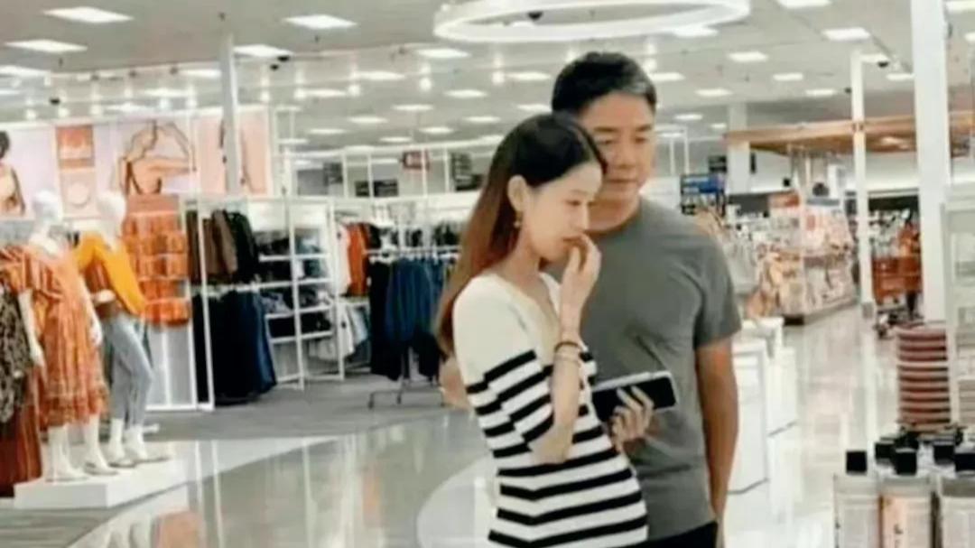 刘强东带奶茶妹妹在美国逛打折店，目的没达到，却被网友发现了隐情！