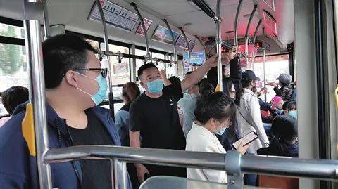 河北秦皇岛，小白和自己的母亲一起坐公交车，结果坐公交过程中发现母亲手机被盗