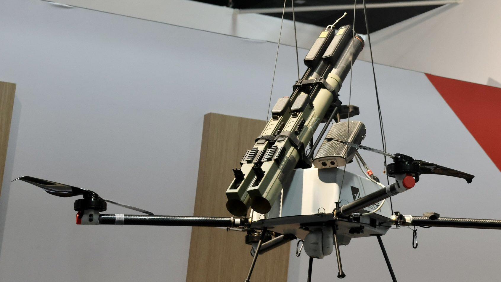印军训练老鹰反无人机，鹰头绑着中国产摄像头，号称鹰爪击落敌机