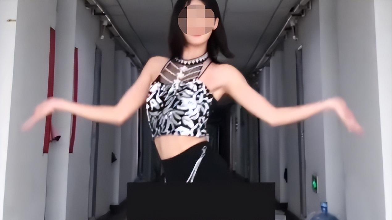 穿衣搭配|“大清早都亡了”，浙传女生穿高开叉跳舞被批暴露，本人回怼霸气