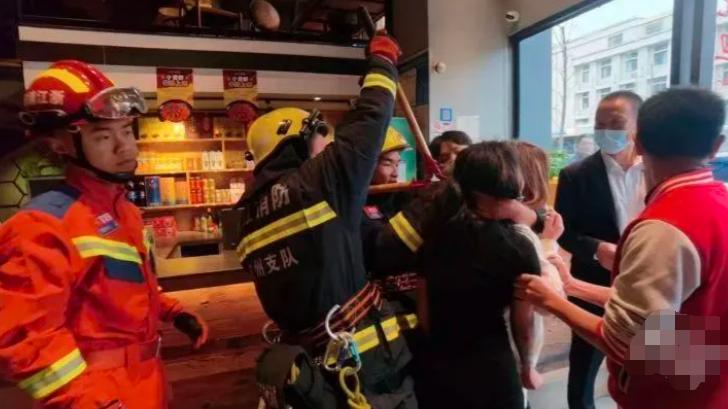 生死局！两女子喝酒怕对方溜走用铁链锁一起，钥匙被扔禁厕所，最后消防员用老虎钳剪断