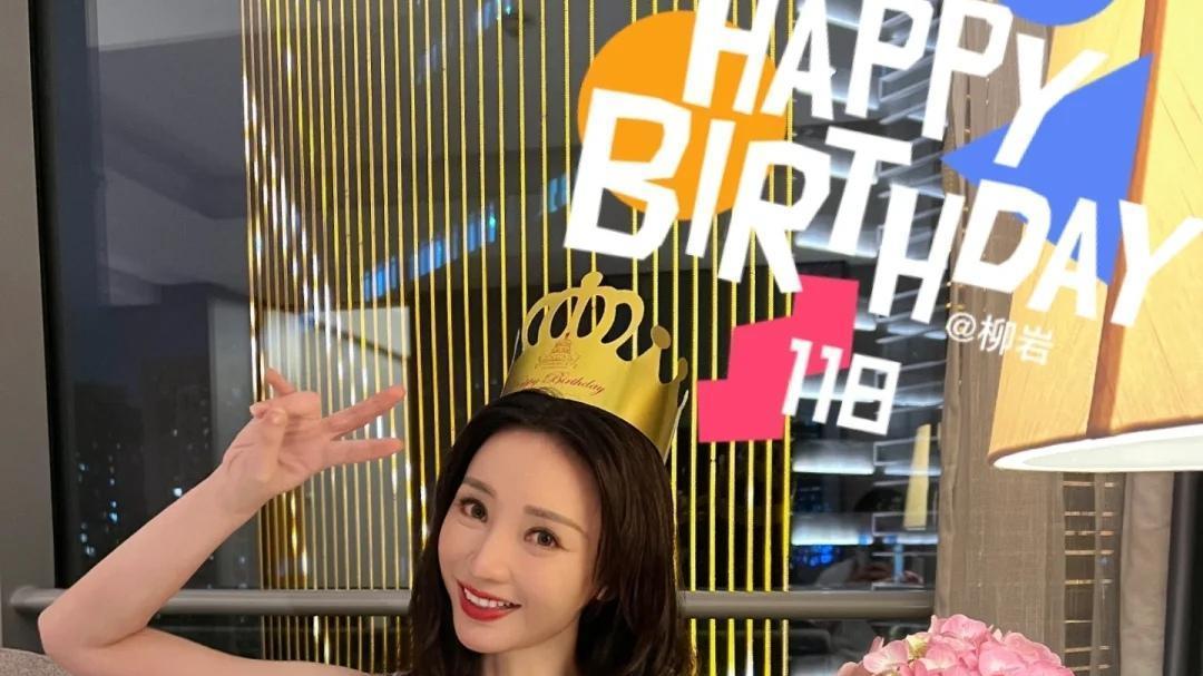 柳岩|柳岩外出拍摄，42岁蹦蹦跳跳似少女，被网友夸希望将来和你一样美