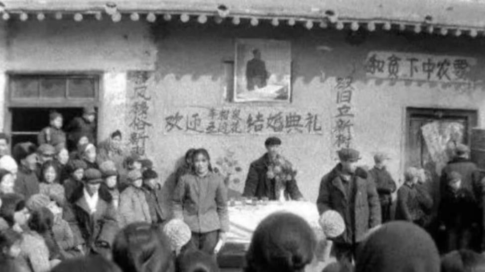 1973年大爷花20元彩礼娶妻，媳妇49年未下床，大爷坚持用汤勺喂养