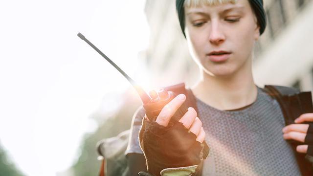 显示器|俄乌战争揭开一个真相：对讲机不可能被手机取代