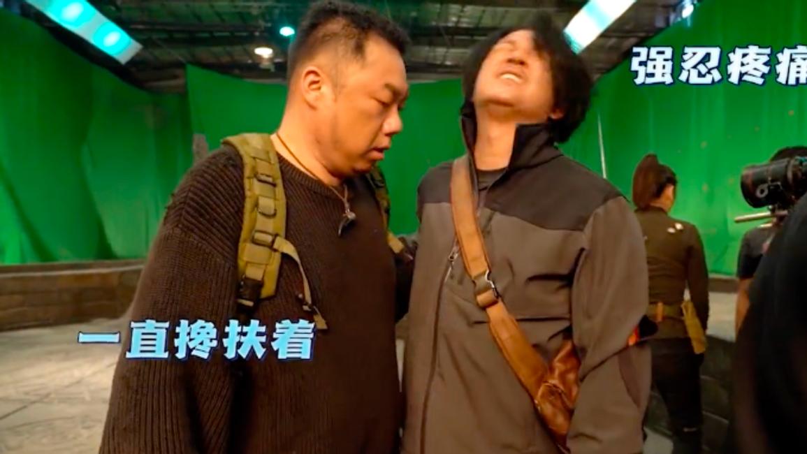 潘粤明|潘粤明拍戏腿部意外受伤，走路一瘸一拐众人搀扶，表情痛苦不喊疼