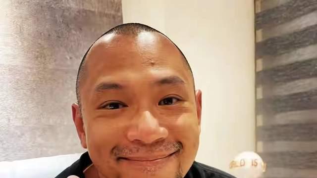 TVB|TVB男星现身广州游玩，大口吃路边摊不顾形象，与路人合影无架子