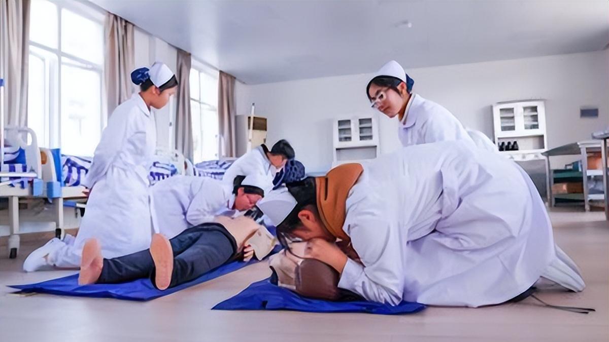杭州某医院护士工资条走红，看到真实金额后，护理学生有奔头了