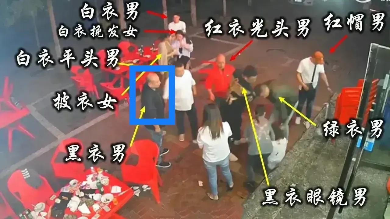 唐山伤人案被抓的九个人，其中的黑衣男不仅是逃跑之责