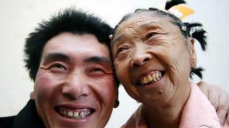 |85岁马玉琴晚年凄凉？啃棒骨、花20元镶牙，丈夫炫耀喝35W一瓶酒