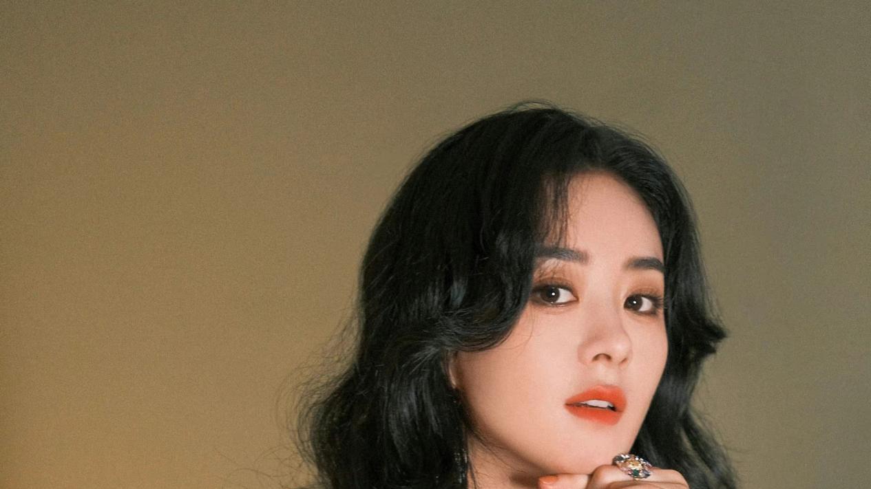 赵丽颖|赵丽颖轻松驾驭港风，配上红裙好魅力，展现大女人风范