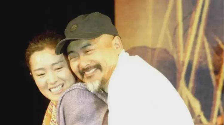 巩俐|周润发咋这样？抱着巩俐卖萌，秒变大男孩