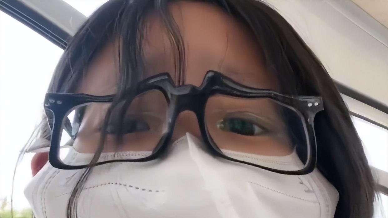 笑翻！河北一女生买鸡蛋灌饼时遇城管，摊主直接让她上车带着跑了