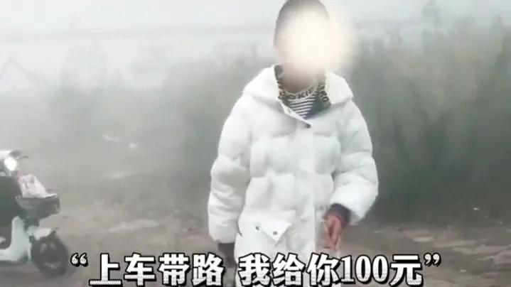 近日安徽女子开车接女儿回家，女儿上车后告诉她，刚刚有个开面包车的人问双庙怎么走