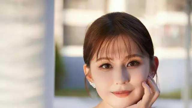 热依扎|美人胚子热依扎，美目顾盼