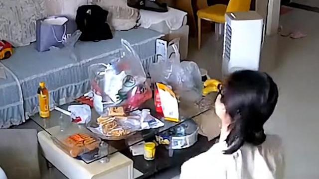 江苏一女儿每次离家前对着奶奶遗像磕头道别，妈妈看监控瞬间泪目