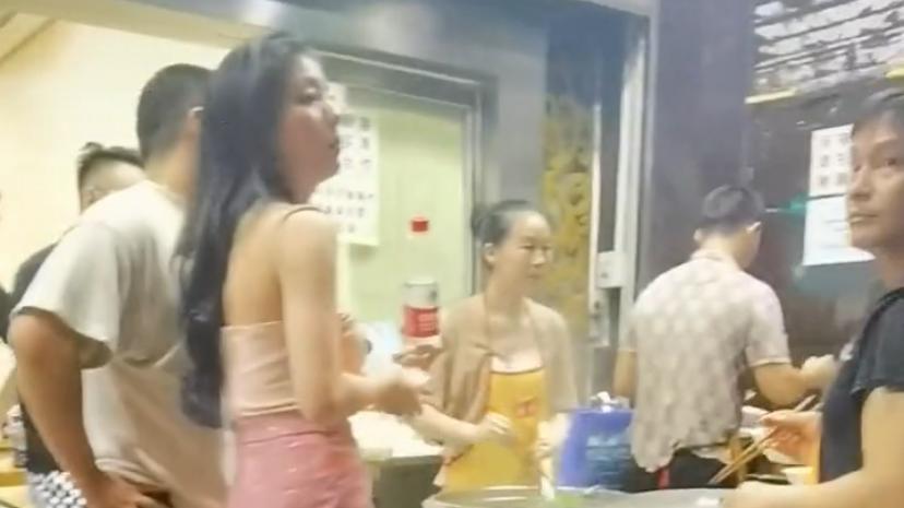 男子酒后排队吃面与食客赌气，狂点100碗面条，面馆老板煮到手软