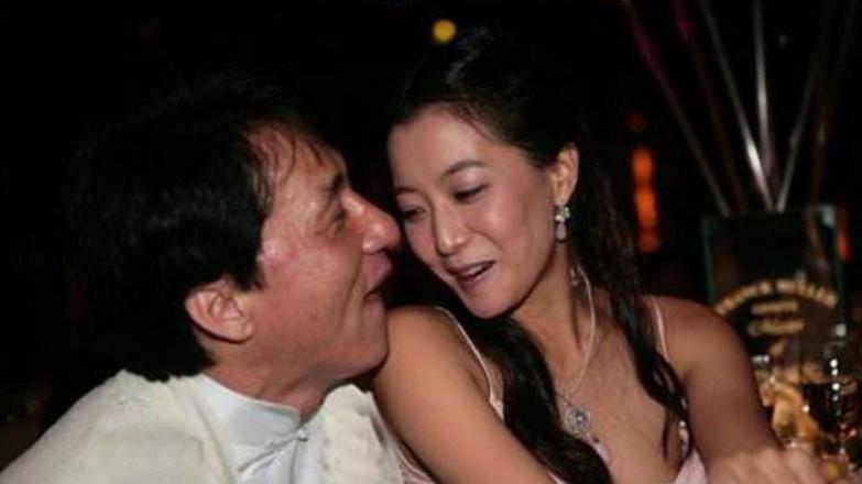 成龙|金喜善拍戏体力不支晕倒了，成龙抱着金喜善到酒店进行紧急抢救