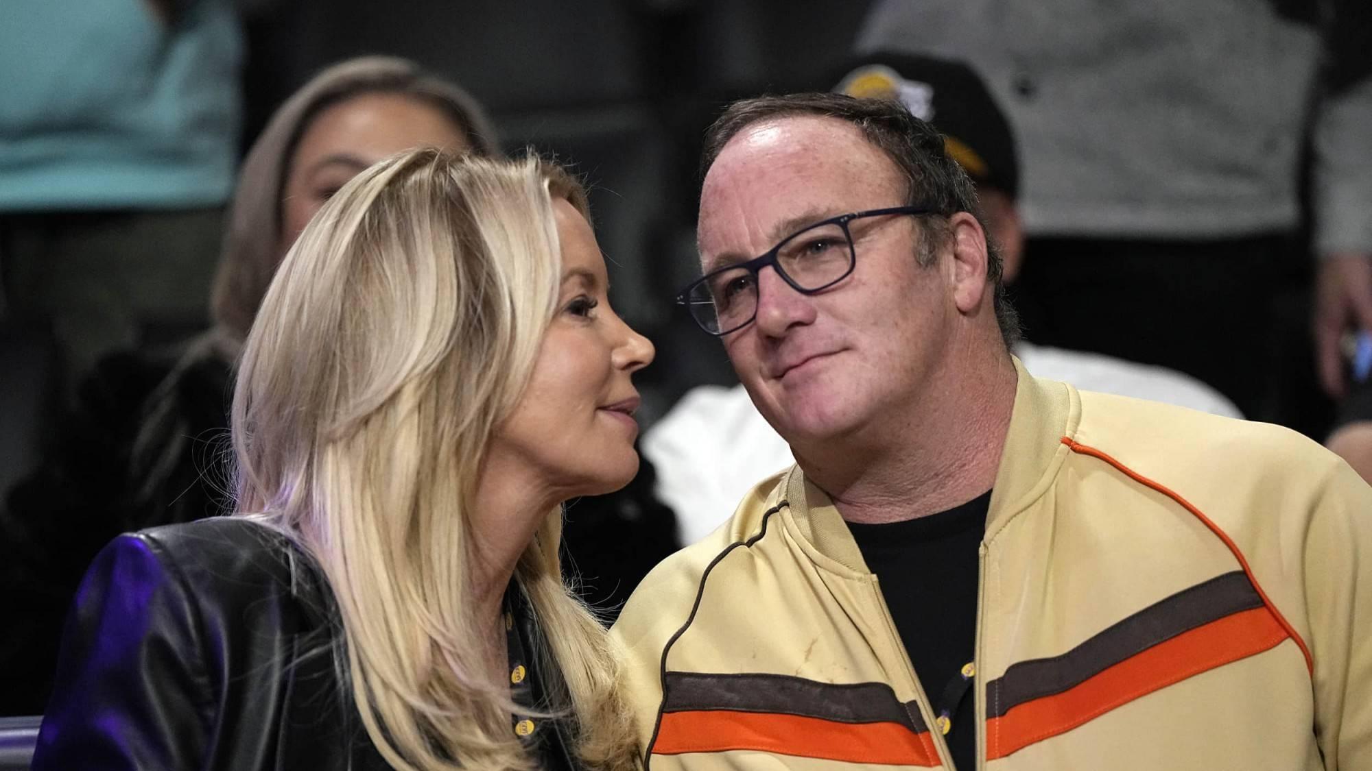 湖人|61岁的湖人老板珍妮-巴斯与52岁的喜剧演员订婚