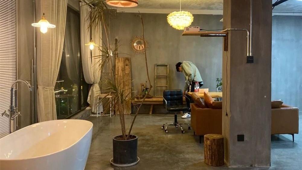 浙江夫妻俩为省钱，自行简装后住进89㎡毛坯房，网友：也是佩服