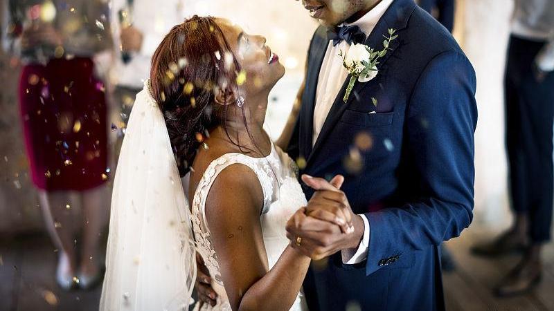 房价|婆婆让儿媳卖房，中介打电话来，儿子净身出户