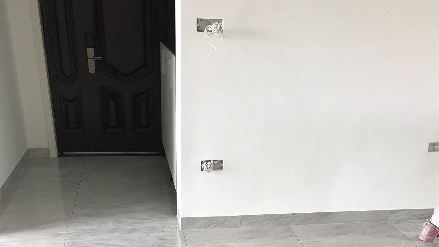 灰色的地板砖，用什么颜色的美缝剂比较好看？