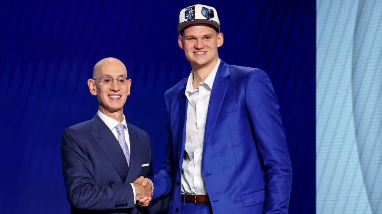 身高2米16，一场没打被交易！如今盖帽比戈贝尔还多，爵士赚大了