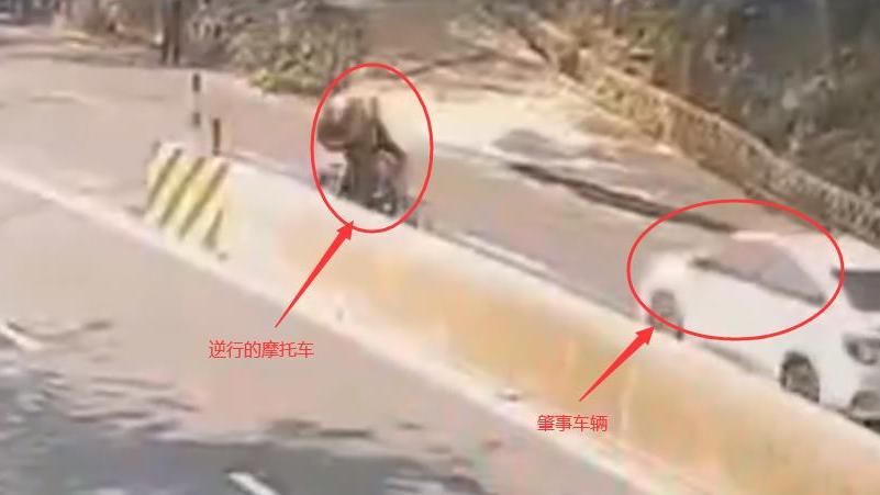 作死！广东一载3人摩托车逆行被撞飞致1死3伤，无辜老人被殃及