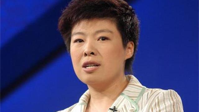 |于丹从国学大师到被北大学子轰下台，55岁的她到底做错了什么？