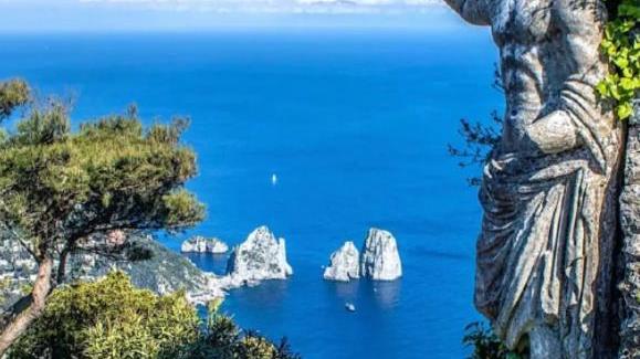 鼋头渚|意大利名胜卡普里岛，是那不勒斯海湾中的一个，小巧玲珑的小岛