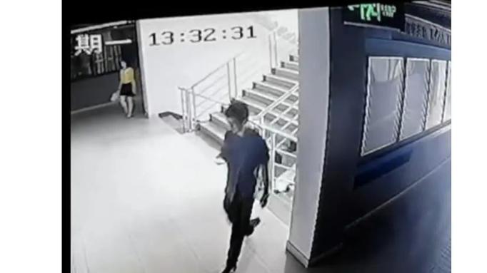 湖北武汉，一女大学生去教学楼上厕所，在起身之时，突然发现门缝处，伸进来一双手