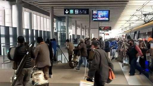 南京|南京“垂钓专列”火了，84岁大爷坐地铁钓鱼，一来回上百公里