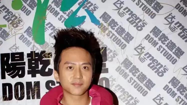 |明星玫红色大比拼，谁更惊艳呢？