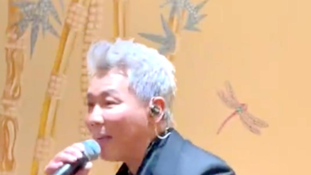 林青霞|陶喆罕见出镜唱歌，头发全白神似张庭老公，林青霞深情跟唱