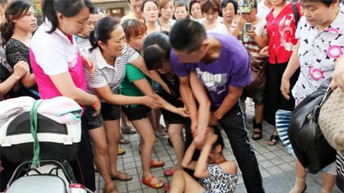 福建捉奸事件回顾：四人当众扒掉女子衣服示众，场面一度陷入混乱