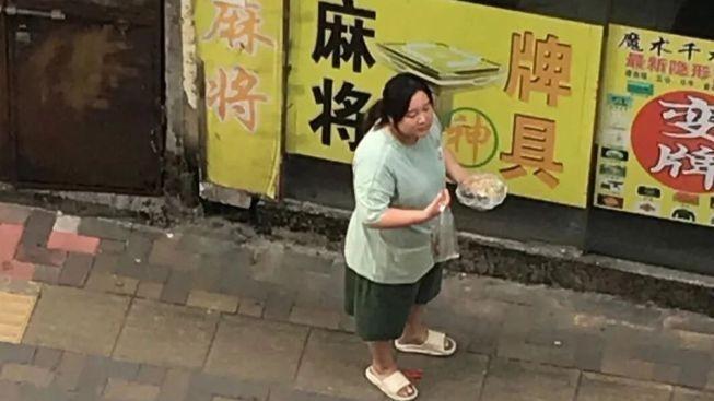 贾玲|贾玲现身佛山拍戏，打扮随意背影壮实，近照憔悴被指像素人