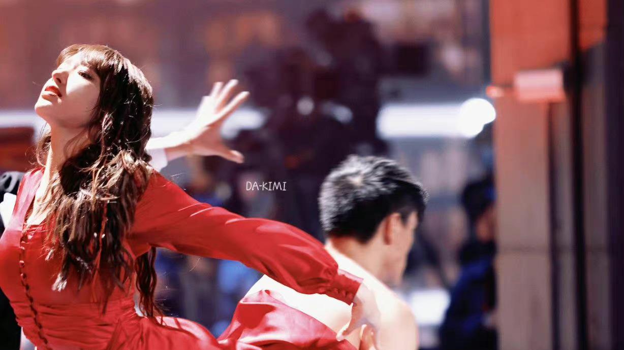 程潇|程潇《这就是街舞5》红裙饭拍，舞步轻盈，眼波流转，美到窒息