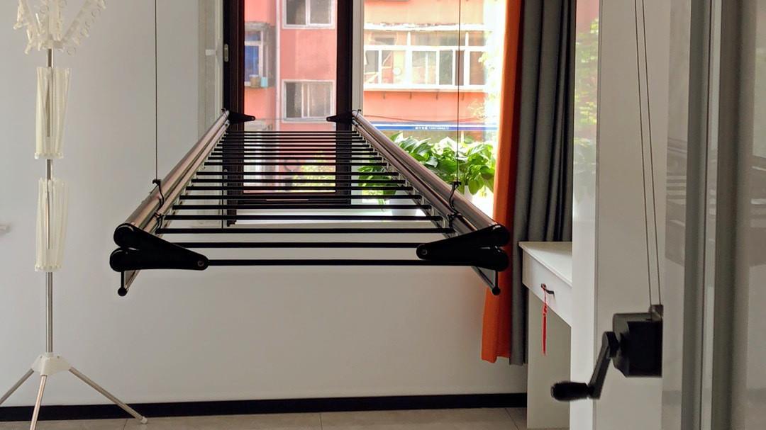 出差发现一户人家的阳台晾衣，太有创意了，整洁美观，太机智了