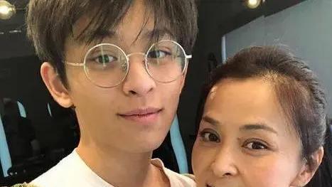 何音|“琼瑶女郎”何音：55岁罕见露面撞脸李勤勤，戴6位数玉镯显富贵