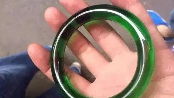 翡翠手镯|小伙在喝完酒之后，用啤酒瓶子磨出一个手镯，有人说是玻璃种翡翠