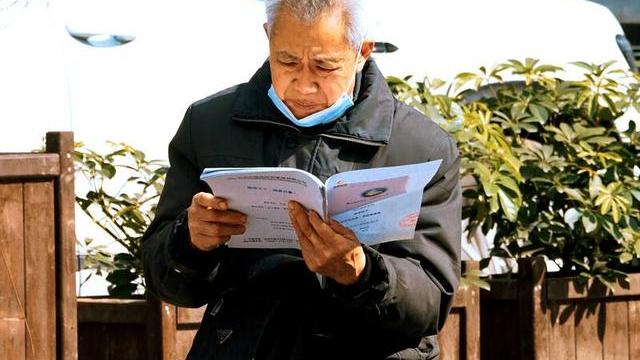 北京老人捡回两张“破椅子”，还曾遭家人数落，29年后拍出2300万