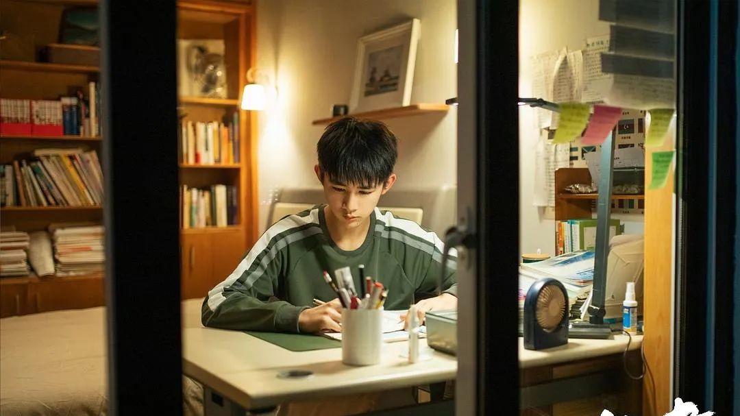 荣梓杉|荣梓杉势头猛烈，连抗两部大剧，角色转换是惊喜