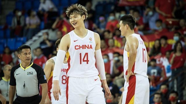 上海男篮后悔没交易吗？王哲林点赞赵睿：他给我传了很多好球