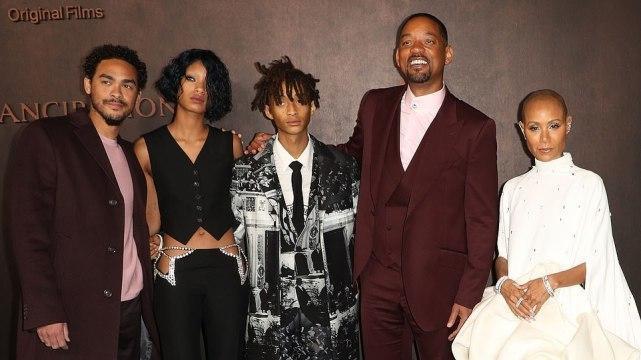 玫瑰|威尔·史密斯久违走红毯，亲吻妻子的光头很深情，22岁女儿戴假发