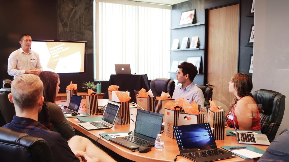 抖音|直播间里大规模收简历？最赚钱的抖音为啥也要进军招聘？