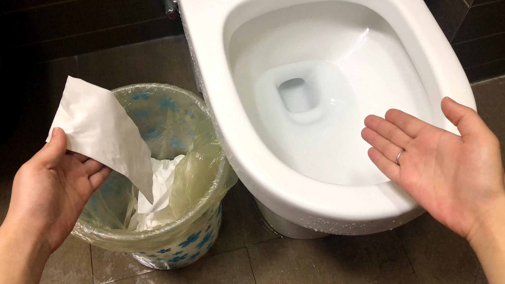 用完卫生纸丢马桶还是垃圾桶？很多人都搞错了，难怪卫生间这么臭