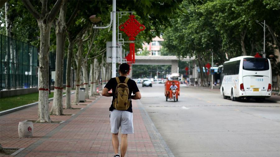 案例：男大学生听说寡居母亲怀孕，千里迢迢返家将男邻居砍死