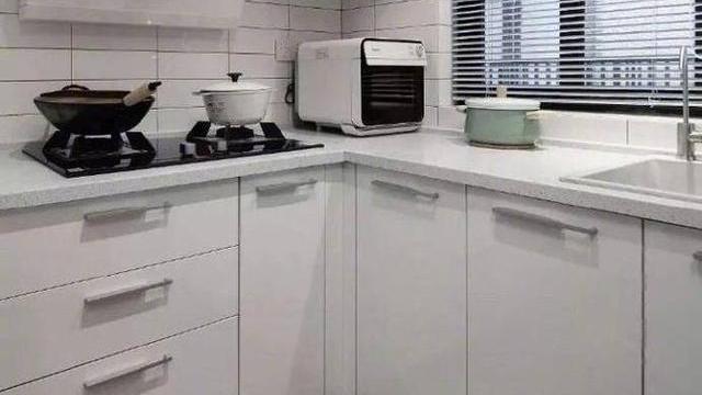 抛弃厚重的窗帘，换上很美又好打理的百叶窗，感受温暖阳光的抚慰